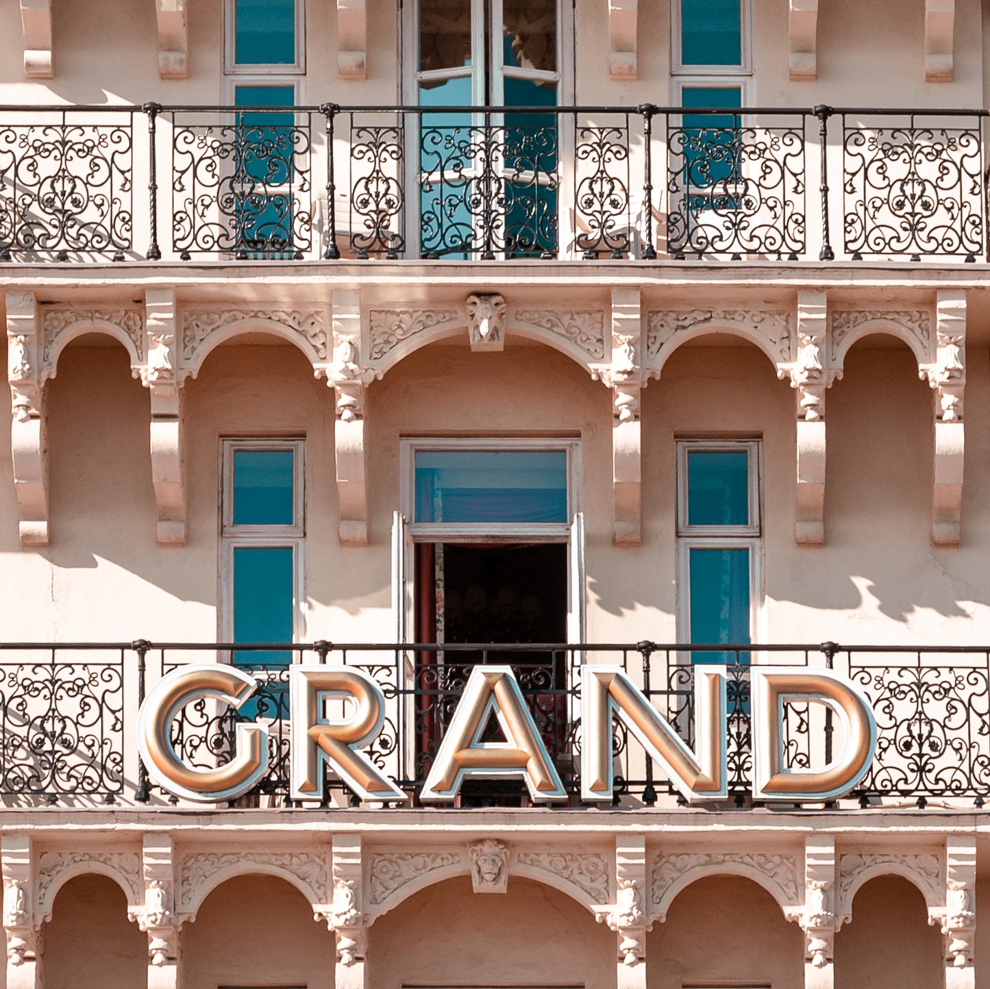 GRAND HOTEL