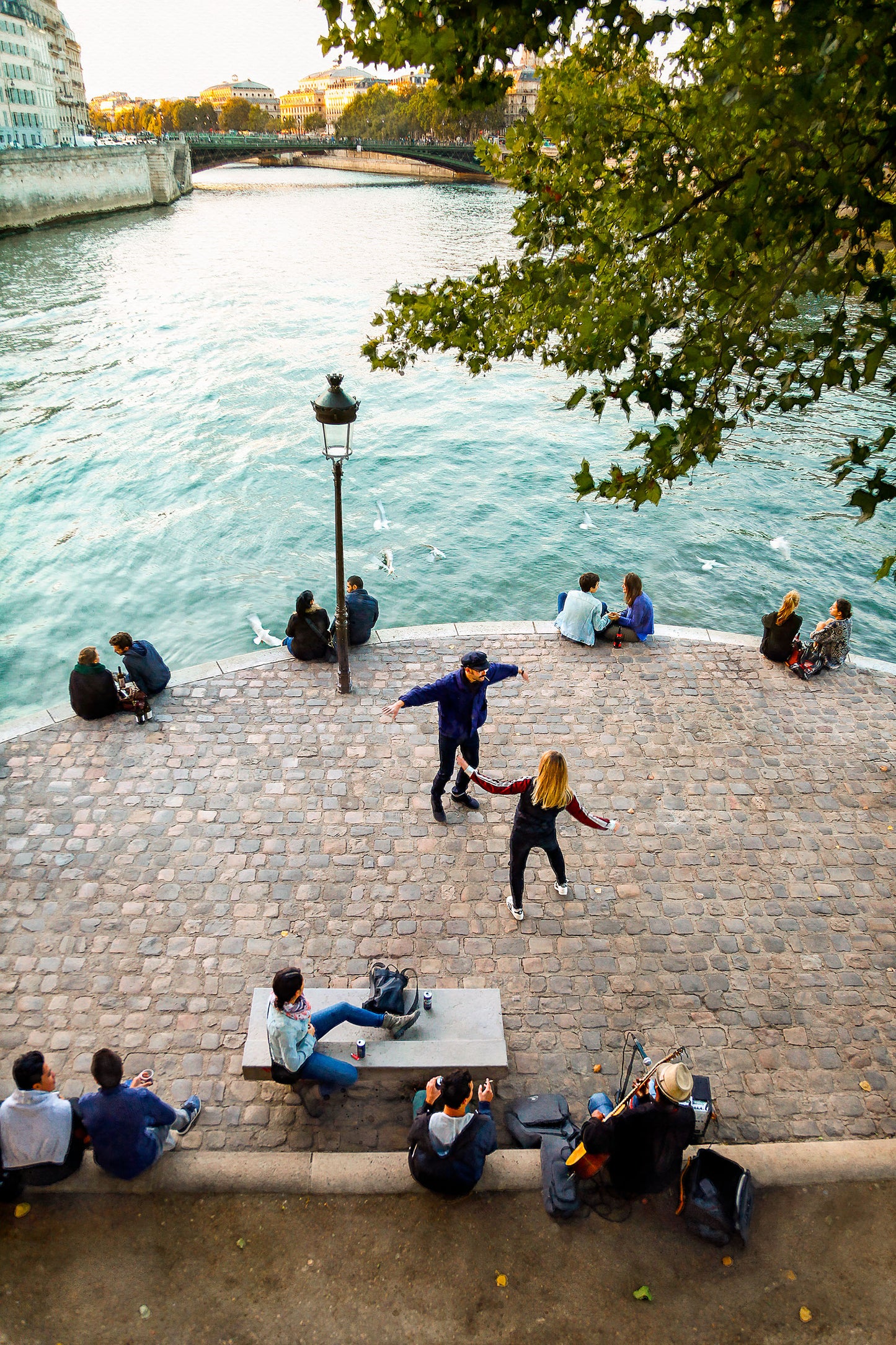 HAPPY HOUR ON THE SEINE